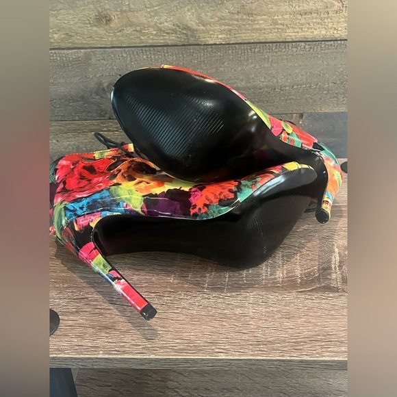 Steve Madden Cythiaa Floral Multi Lace-Up Peep
Toe Booties Size 7.5 - Picture 12 of 16